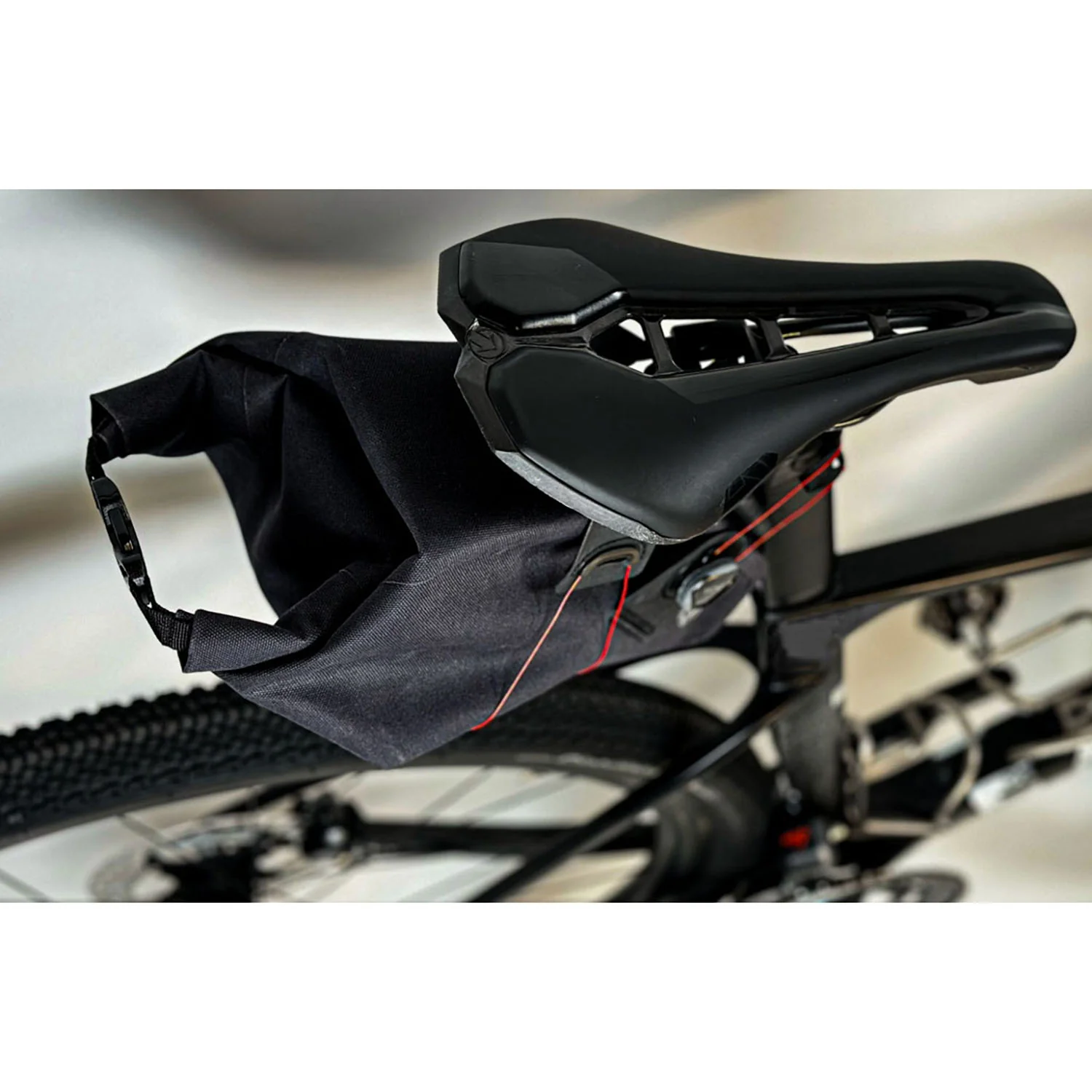 Silca Grinta Roll-Top Adventure Saddle Bag - Image 7